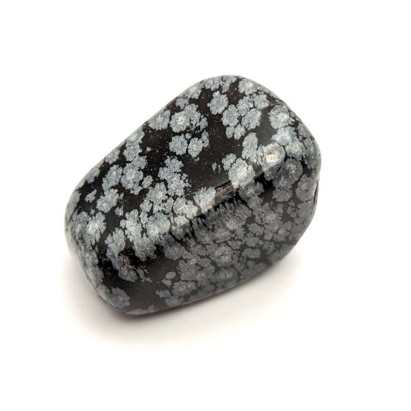 Mineral obsidiana nevada de color negre amb flocs de neu blancs