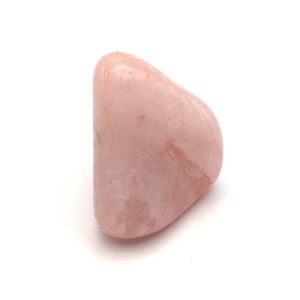 Primer pla d'un mineral de quarts rosa