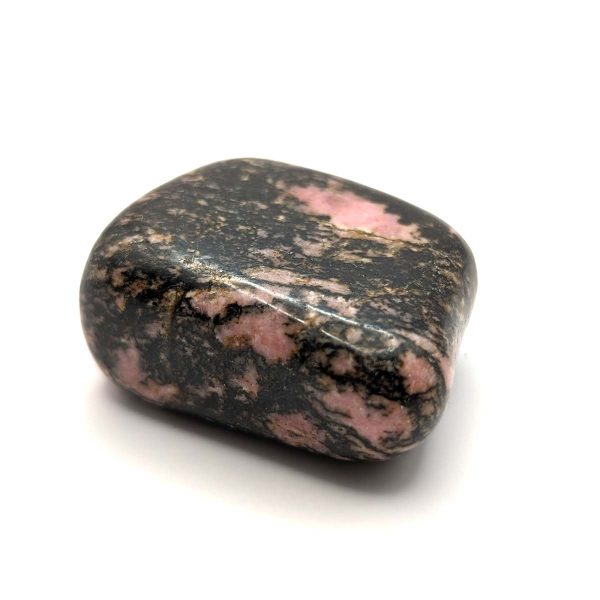 Mineral rodonita de color negre amb taques roses