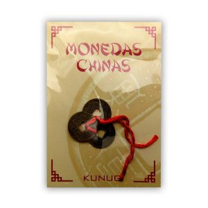 3 monedes xines dins del seu paquet amb un cordill vermell